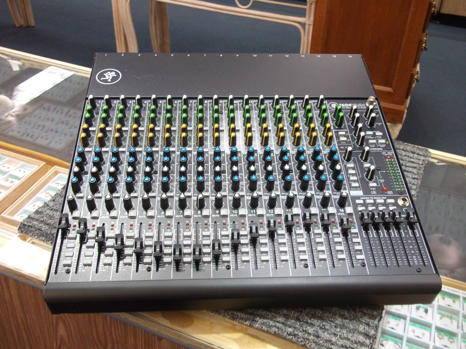 Mackie 1604 VLZ4 16-Ch 4-Bus Mic/Line Mixer w/ ONYX Preamplifiers 1604VLZ4