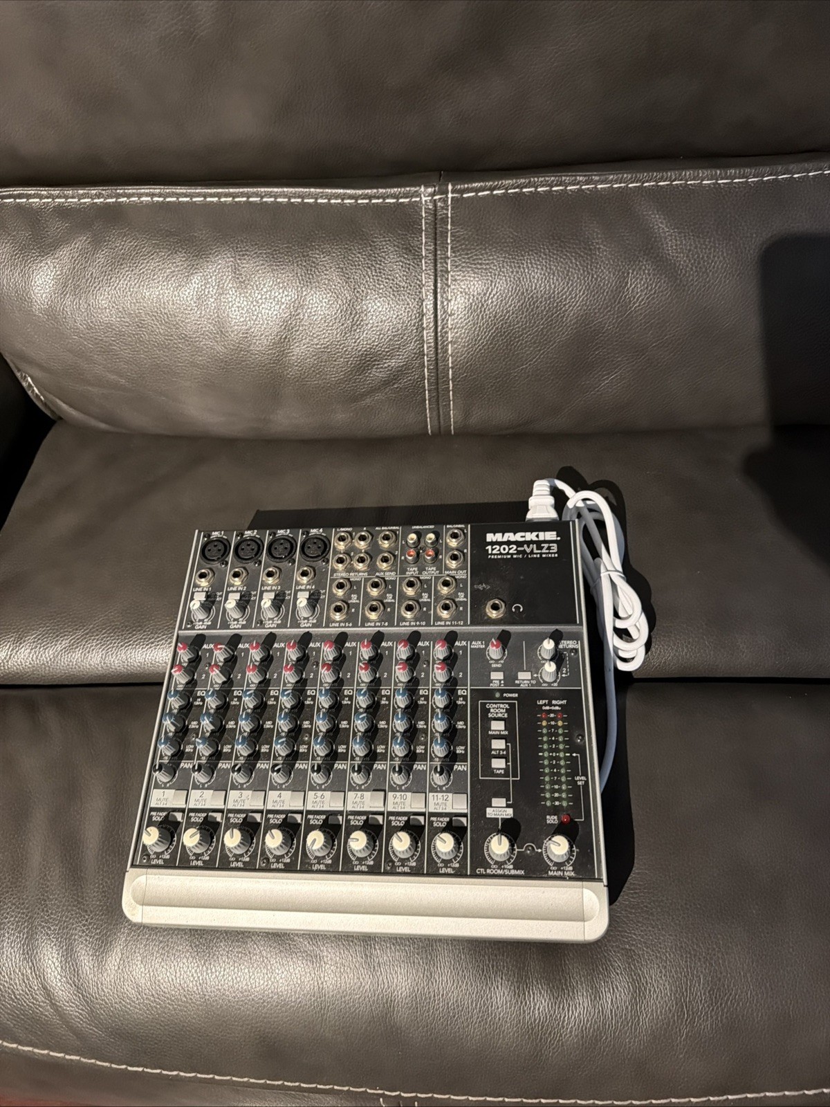 Mackie 1202 VLZ3 Mixer Turns On