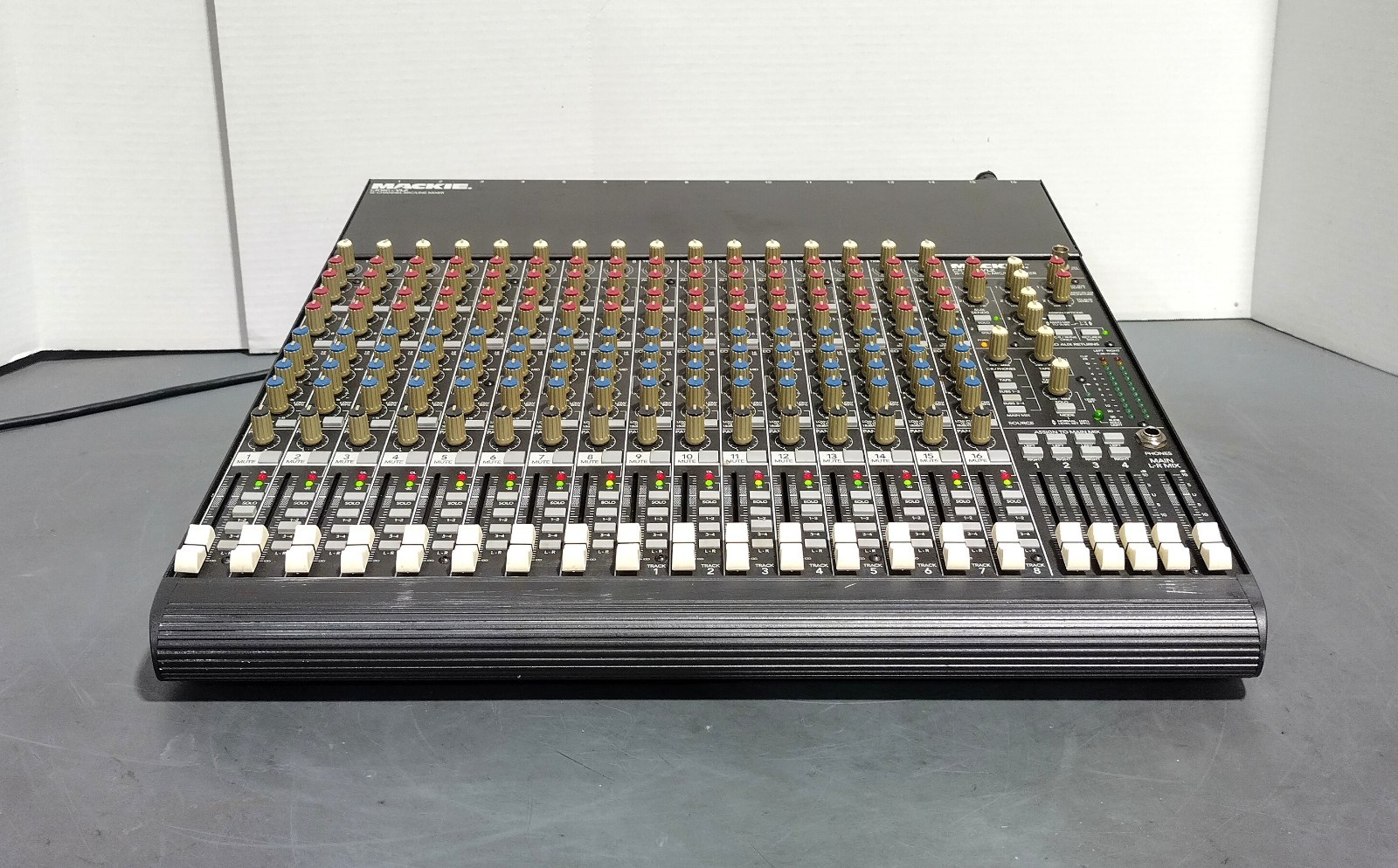 Mackie CR1604-VLZ 16-Channel 4-Bus 3-Band EQ Phantom Power Analog Mixing Console