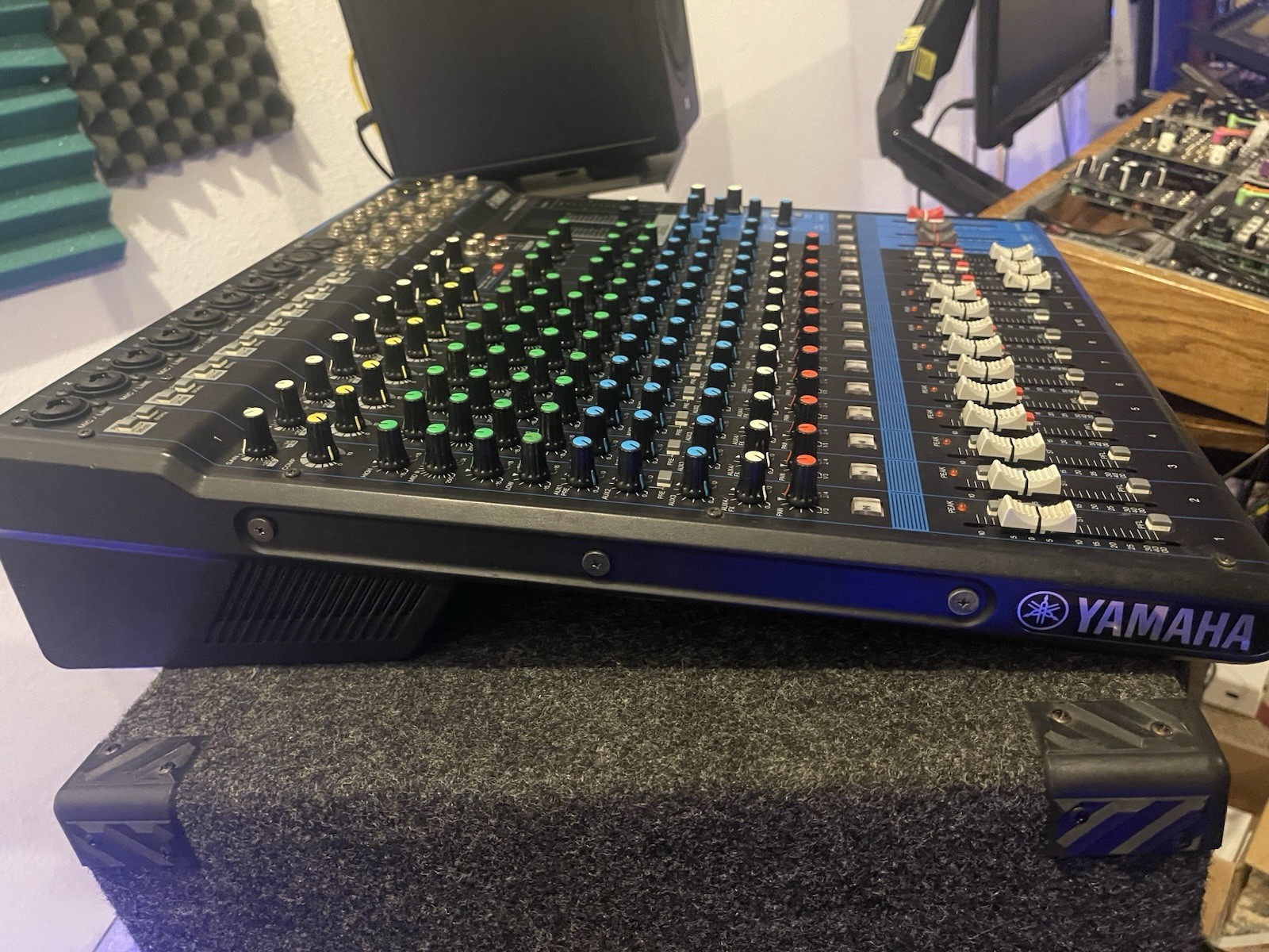 Yamaha MG16XU 16-Channel Mixer With USB Audio Interface & Effects